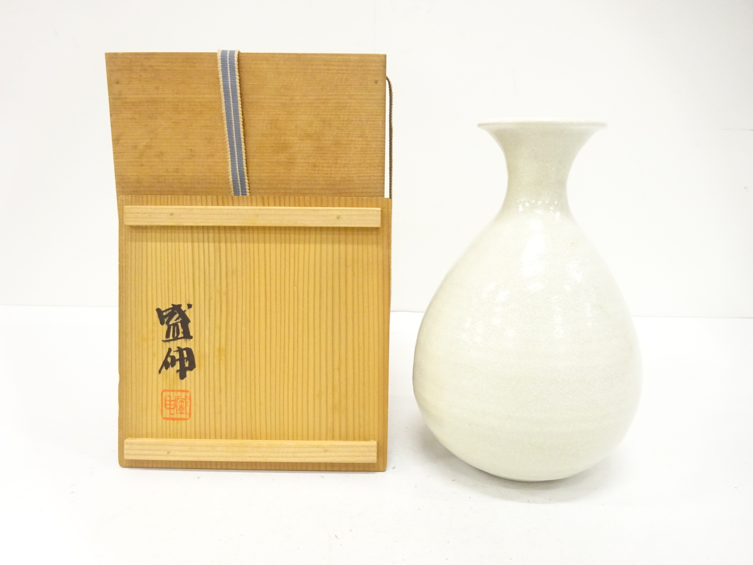 JAPANESE CERAMICS / FLOWER VASE / WHITE GLAZE / ARTISAN WORK